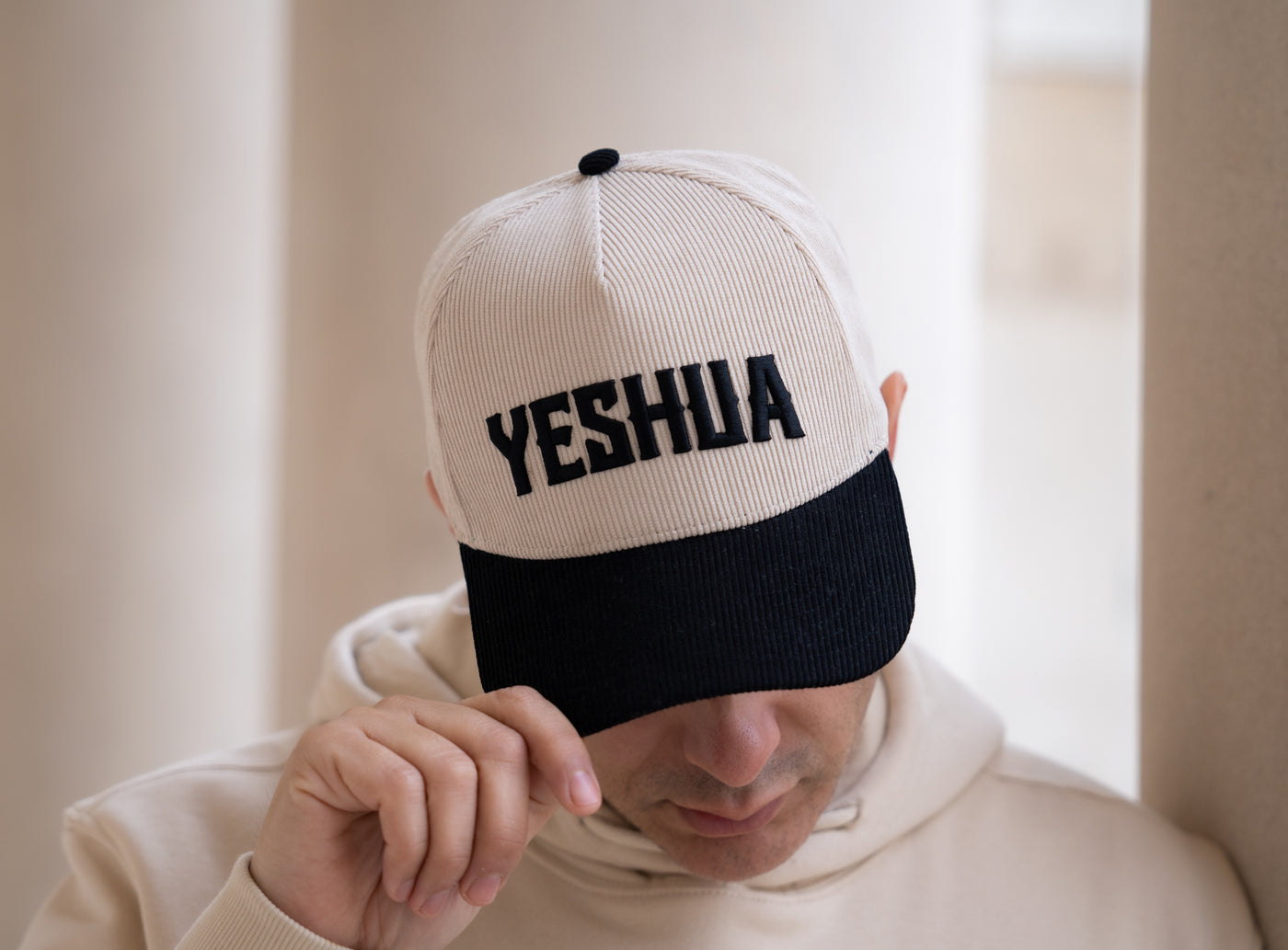 Sombrero de pana Yeshua LUX - Crema y Negro 