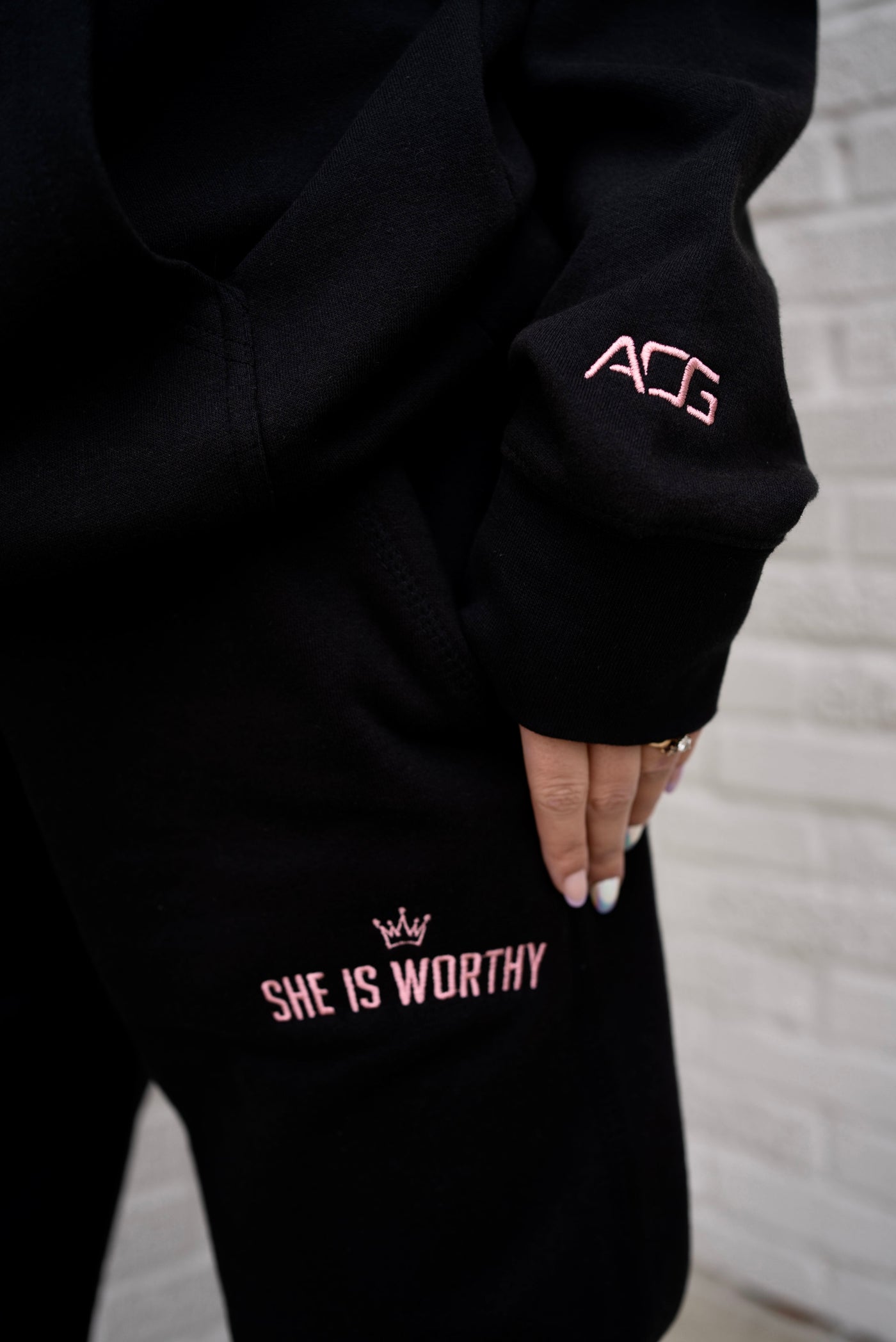 She is Worthy Jogger - Negro y rosa 